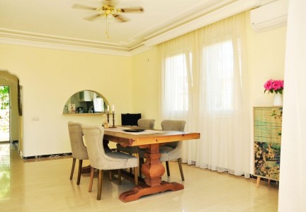 Alanya Konaklıda  Havuz ve Doğa   Manzaralı Satılık Villa